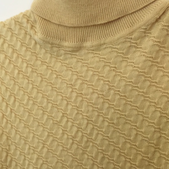 Light weight knit Missoni turtle neck. - Picture 3 of 4
